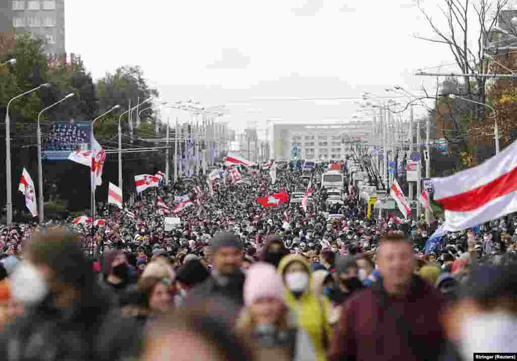 Партызанскі праспэкт, запоўнены на ўсю шырыню