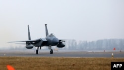 Амэрыканскі зьнішчальнік F-15C Eagle у Шаўляі. Архіўнае фота