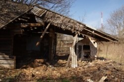 Закінутая хата ў чарнобыльскай зоне