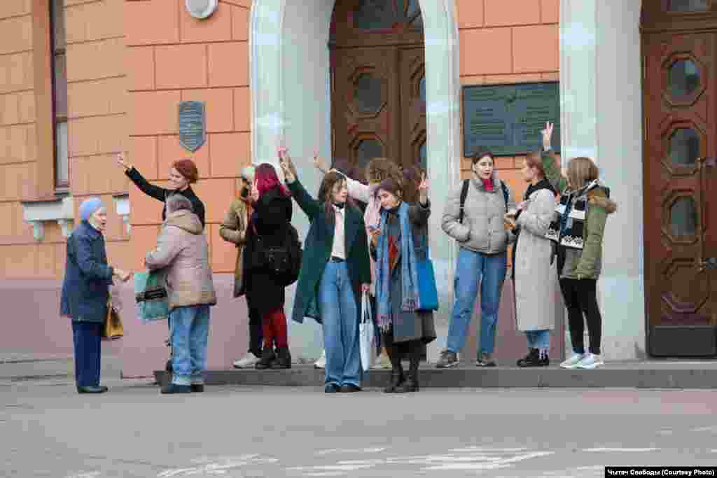 Студэнты на ганку Акадэміі мастацтваў