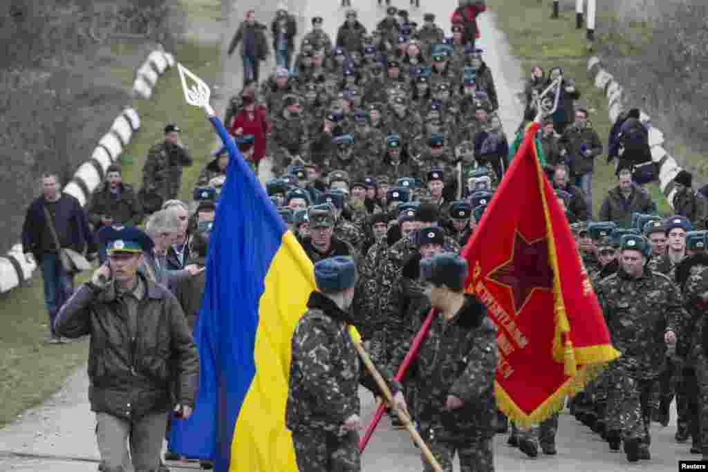 Няўзброеныя ўкраінскія вайскоўцы пакідаюць аэрапорт Бэльбэк пасьля няўдалых перамоваў з расейскімі вайскоўцамі, якія занялі яго ў ноч на 4 сакавіка. Афіцэры ўкраінскай вайсковай часткі 4515 спрабавалі дамагчыся, каб іх прапусьцілі на месца нясеньня службы.