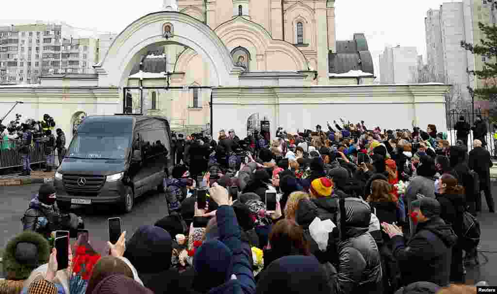 Людзі сустракаюць катафалк, які перавозіў труну зь целам расейскага апазыцыйнага палітыка Аляксея Навальнага перад адпяваньнем і разьвітальнай цырымоніяй у Маскве, Расея, 1 сакавіка 2024 году &nbsp;