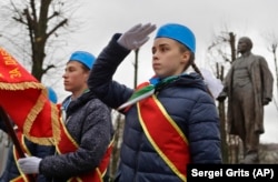 Беларускія піянэры каля помніка Леніну ў Менску