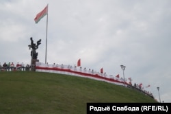 На адной з акцыяў пратэсту ў Магілёве. На Ратушнай плошчы (плошчы Славы) нацыянальная сымболіка суседзіла зь дзяржаўнай.