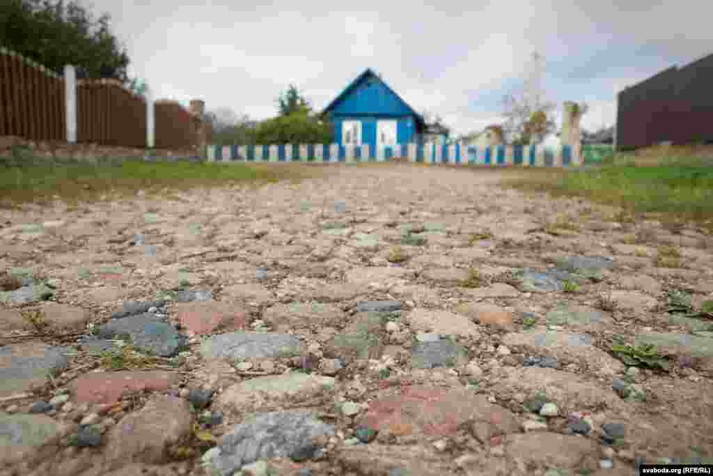 На некаторых вулачках Вішнева засталася яшчэ старая брукаванка.