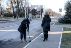 Жанчыны, якія мятуць асфальт ля райвыканкаму, прадстаўляюцца чыноўніцамі