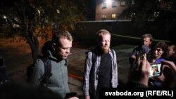 Журналісты Ўладзь Грыдзін і Аляксандар Васюковіч пасьля 11 сутак зьняволеньня выйшлі на волю з ізалятару на вуліцы Акрэсьціна. Менск, 24 верасьня 2020 году