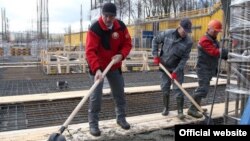 Архіўнае фота. Аляксандар Лукашэнка падчас суботніку на менскім стадыёне «Дынама», 2016 год