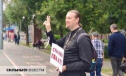 Уладзімер Драбышэўскі ў часе пікету. Фота „Сильные новости“