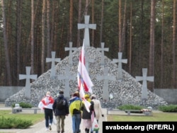 Беларусы ўшанавалі памяць ахвяраў сталінізму ў мэмарыяльным комплексе «Быкаўнянскія магілы» пад Кіевам