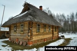 — Хата Алега Мяцеліцы, узьведзеная па правілах беларускага дойлідзтва