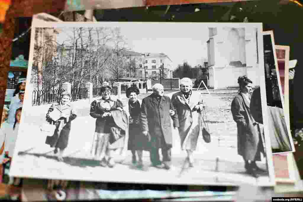 Архіўнае фота Ўладзіслава Чарняўскага. Здымкі зьбірае мясцовая жыхарка Тэрэза