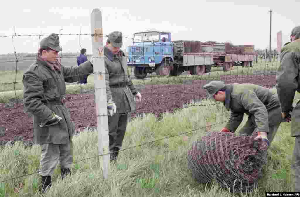 Вугорскія памежнікі зьбіраюць &laquo;жалезную заслону&raquo; падчас яе дэмантажу на аўстрыйскай мяжы ў траўні 1989 году. &nbsp;