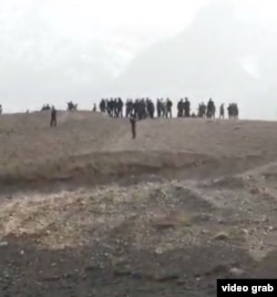 Дар чанд видео, ки дастраси Радиои Озодӣ шуд, таҷаммӯи сокинон дида мешавад