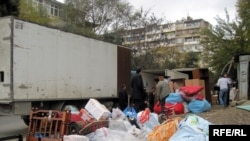 Bakıda Səttarxan zavodunun yataqxanasından yeni evlərə köçürülən köçkün ailəsinin əşyaları, 3 dekabr 2009