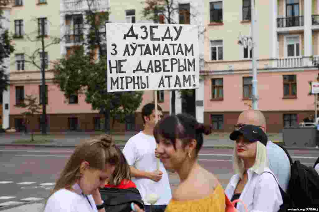 Беларусы працягваюць зьдзіўляць самаробнымі плякатамі