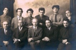 Габрэйскія пісьменьнікі на сустрэчы ў Маскве, 1925 год. Трэці зьлева ў верхнім шэрагу Зэлік Аксэльрод