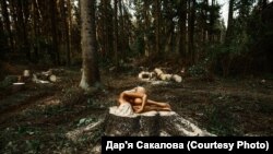 Фотаздымак Дар’і Сакаловай з аголенымі мадэлямі ў Пячэрскім лесапарку 