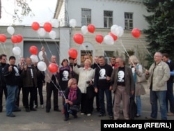 Акцыя вясноўцаў пад мурамі «Валадаркі» ў дзень нараджэньня Бяляцкага, 25 верасьня 2011 году. Фота ПЦ «Вясна».