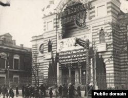 Дзяржаўны габрэйскі тэатар БССР. 1933 г. Фота з кнігі Віктара Корбута і Дзьмітрыя Ласько «Мінск. Спадчына старога горада. 1067-1917». (Менск, 2016)