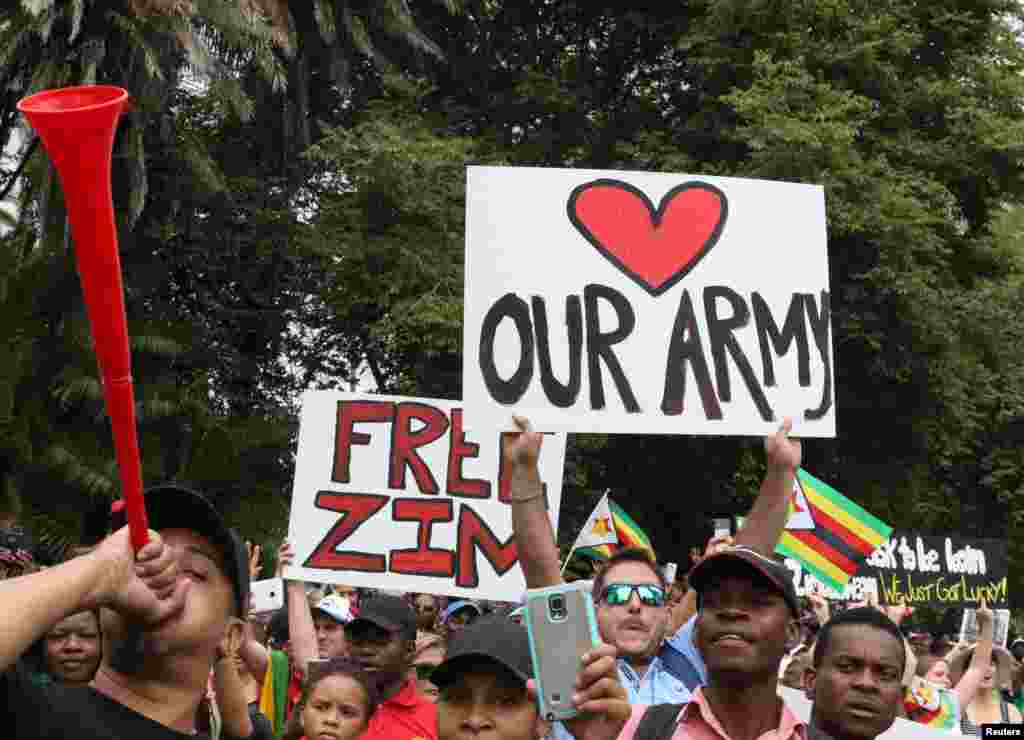 Zimbabwe - Protesters calling for Zimbabwean President Robert Mugabe to step down, 18Nov2017