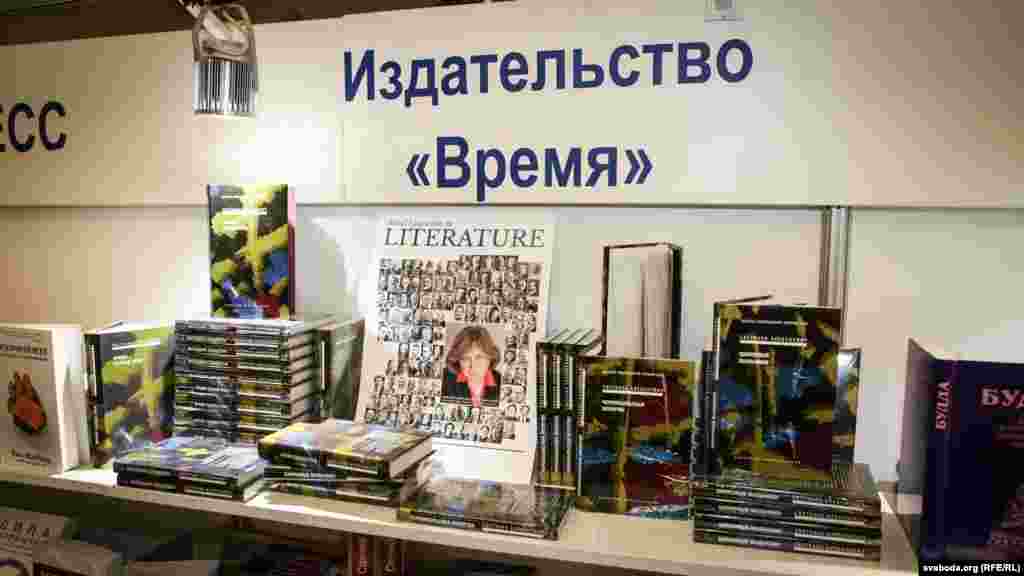 Палічка, прысьвечаная Сьвятлане Алексіевіч, на стэндзе выдавецтва «Время»