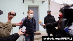 Алесь Асіпцоў (у цэнтры) на волі пасьля арышту 