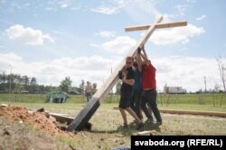 Зьміцер Дашкевіч з паплечнікамі ставіць крыж у Курапатах, 6 ліпеня 2018 году