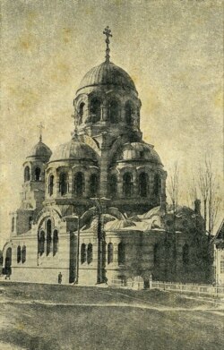 Менская Сьвята-Казанская царква, 1918. Узьведзеная ў пачатку ХХ стагодзьдзя на месцы сучаснай плошчы Мясьнікова. Узарваная бальшавікамі ў 1936-м