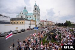 Пад мурамі турмы тысячы гарадзенцаў патрабавалі вызваліць палітзьняволеных і незаконна затрыманых падчас пратэстаў. Горадня, 23 жніўня 2020