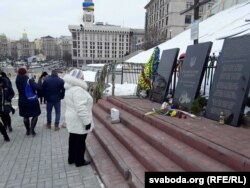 Украінцы зраніцы ўшаноўваюць загінулых на Алеі Герояў Нябеснай сотні