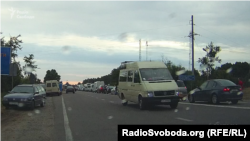 Гэты аўтобус на літоўскіх нумарах спачатку паехаў у бок Беларусі, а празь некалькі гадзін вярнуўся