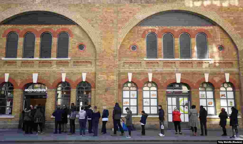 UK - People queue for a McDonald&#39;s near London Bridge as the spread of the coronavirus disease (COVID-19) continues, in London, 23Mar2020