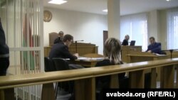 Суд над Бяляцкім у поўным складзе: судзьдзя, адвакат, перакладчыца, сакратарка, пракурор