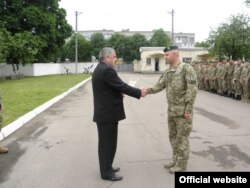 Старшыня Оўруцкай адміністрацыі Юры Дывынскі віншуе памежнікаў з прафэсійным сьвятам