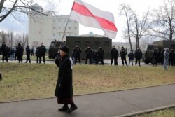 Нястомная Ніна Багінская пад нацыянальным сьцягам