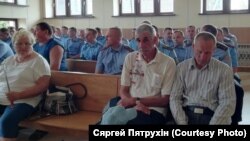 Другі зьлева на пярэднім пляне — пацярпелы Анатоль Глыцюк