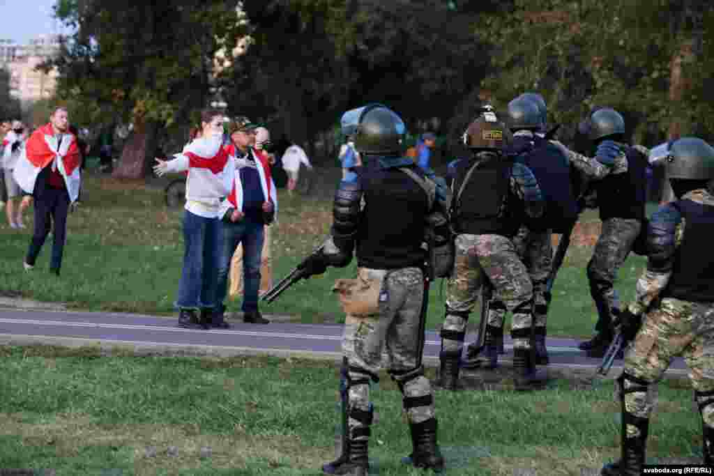 Сілавікі ўзброеныя ружжамі