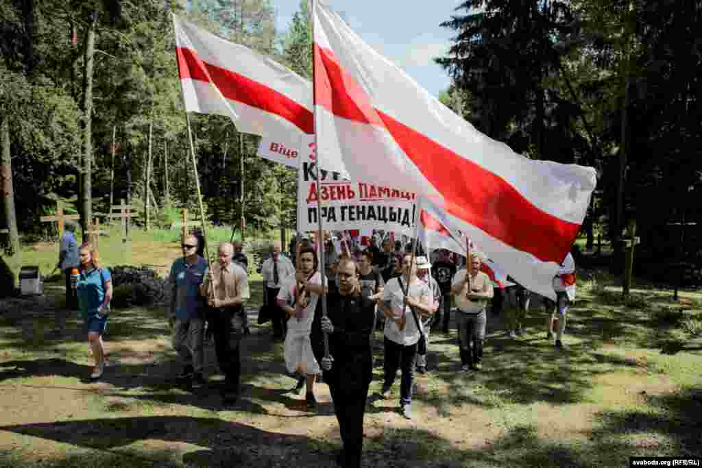 Удзельнікі мітынгу зьбіраюцца ва ўрочышчы.