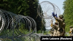 Вайскоўцы будуюць загароды на беларуска-літоўскай мяжы.
