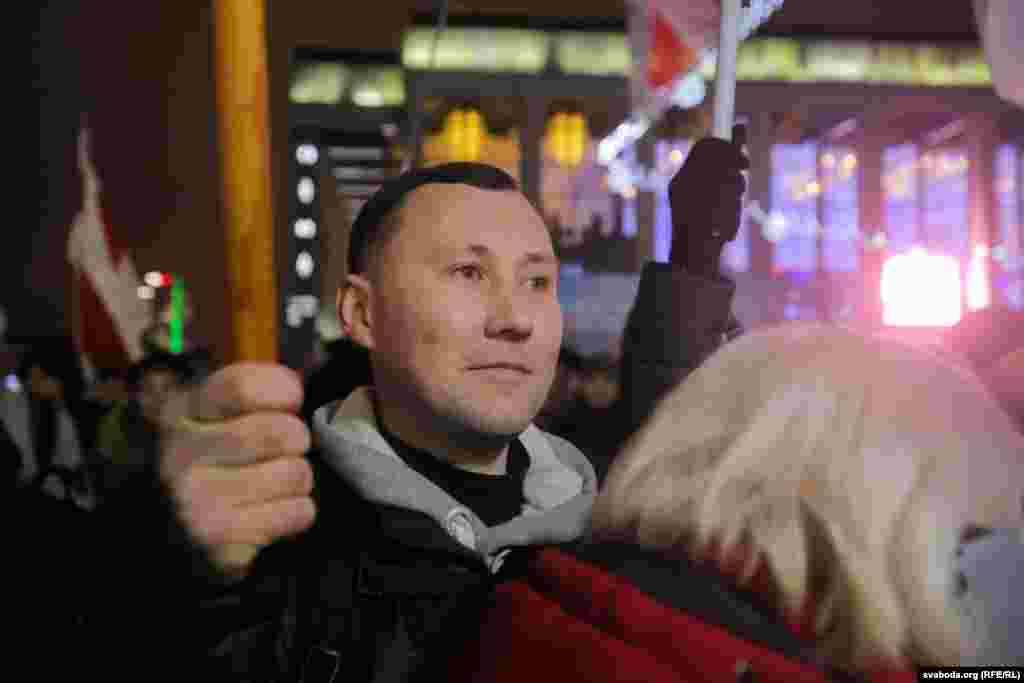 Гэта Андрэй&nbsp;Кудзік&nbsp;зь Вілейкі, ён прыехаў на акцыю ў Менску, каб &laquo;абараніць сувэрэнітэт Беларусі&raquo;.