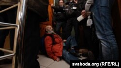 Валер Шчукін блякуе дзьверы, 29 сакавіка.