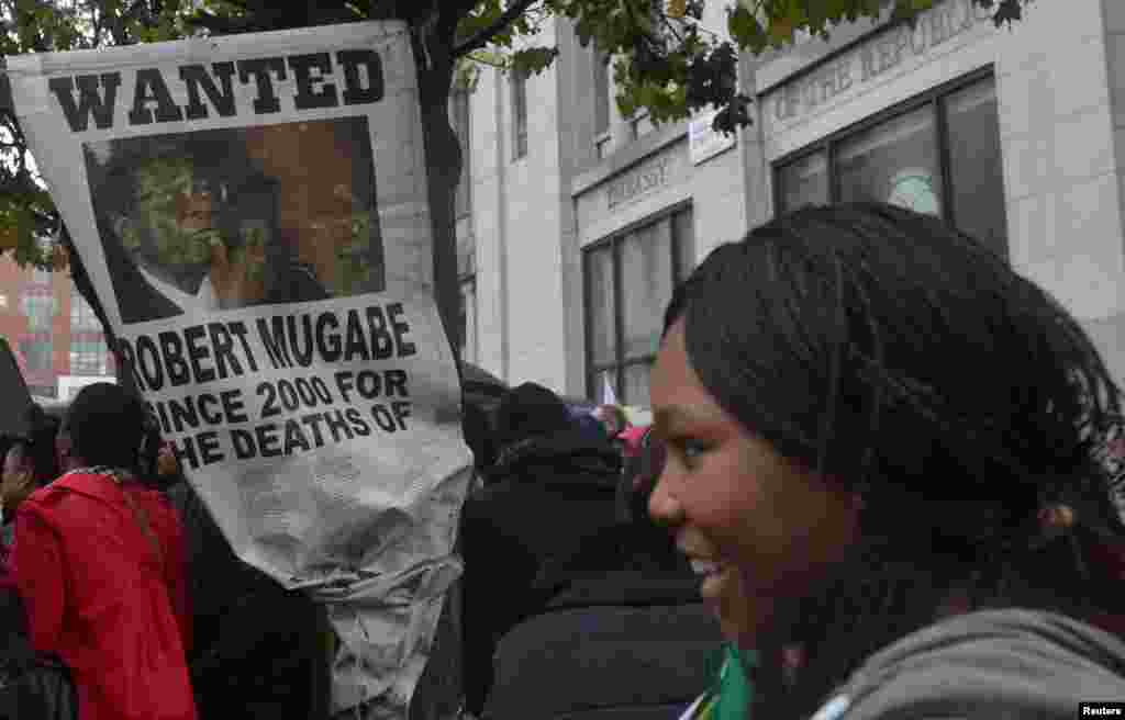 Zimbabwe - Protesters calling for Zimbabwean President Robert Mugabe to step down, 18Nov2017