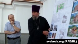 Сьвятар Міхаіл Марціновіч дэманструе праект, архіўнае фота