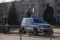 Міліцэйскі аўтамабіль на выхадзе з падземнага пераходу на плошчу Якуба Коласа