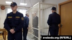 Аляксандар Рымашэўскі і ягоны адвакат Дзьмітры Гарачка падчас суду ў 2017 годзе