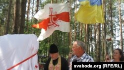 Зь мікрафонам — Уладзімер Кацора, побач зь ім — Леанід Акаловіч