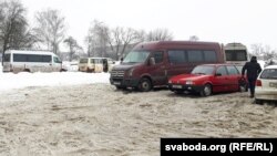 Па словах маршрутнікаў, раней на стаянцы было болей мікрааўтобусаў. Цяпер кіроўцы стараюцца не паказвацца каля аўтавакзалу