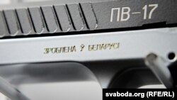 Зброя беларускай вытворчасьці на выставе ў Менску, травень 2019 году. Ілюстрацыйнае фота