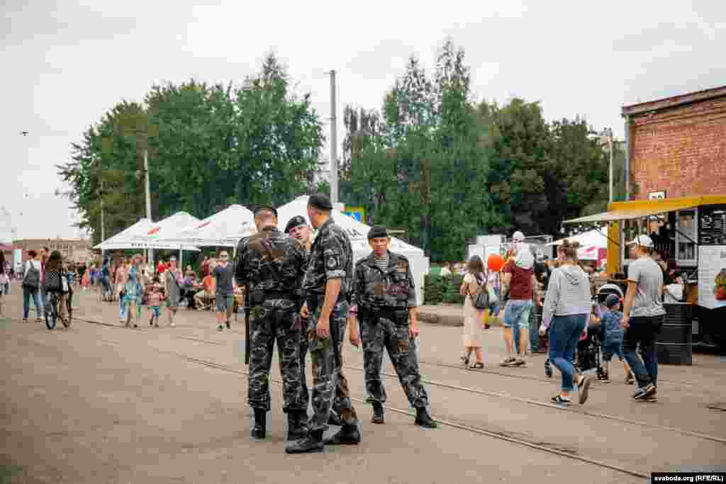 Амапаўцы не дазвалялі расьпіваць алькагольныя напоі далей за фудкорт і пастаянна прасілі наведнікаў фэсту вярнуцца да фургончыкаў з напоямі і ежай.